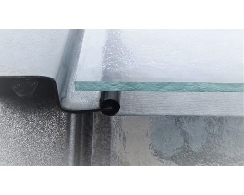 Detailní záběr skleněné police s držákem