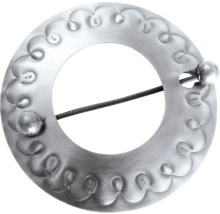 Kulatá kovová brož se vzorem