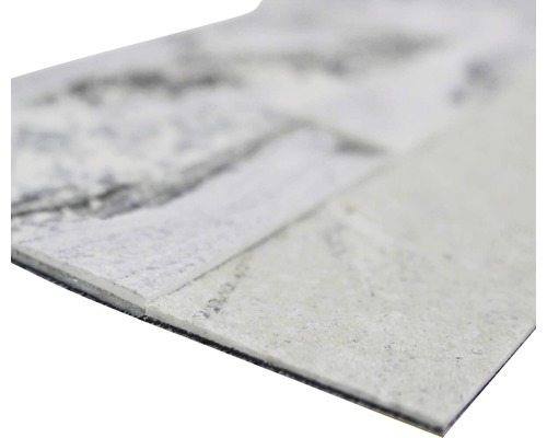 Detail vinylové dlaždice s kamenným vzorem.