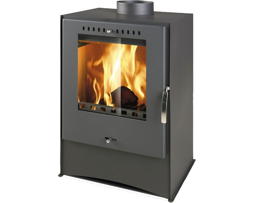 Krbová kamna s prosklenými dvířky a hořícím ohněm