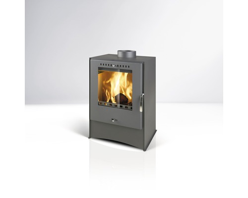 Krbová kamna se skleněnými dvířky a ohněm na dřevo