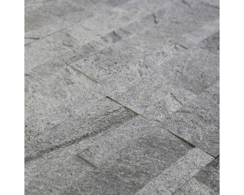 Detail šedých obkladů z přírodního kamene pro interiér