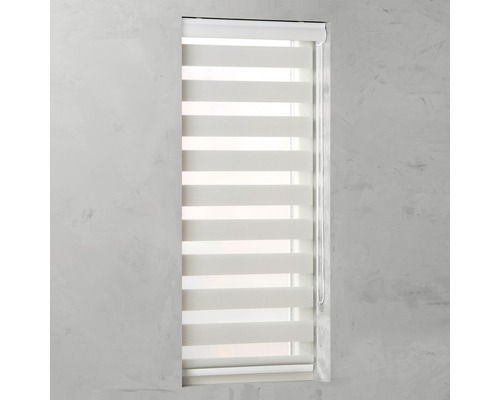 Okenní roleta s vodorovnými pruhy pro regulaci světla