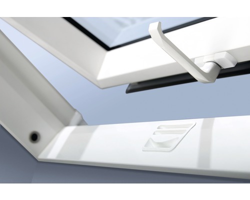 Detailní pohled na otevřené střešní okno s klikou