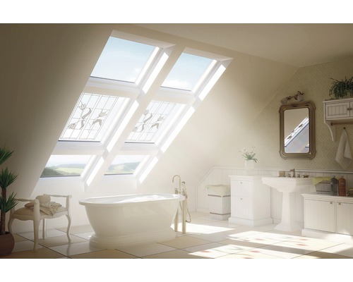 Podkrovní koupelna s vanou, umyvadlem a střešními okny