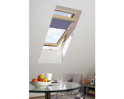 Střešní okno se staženou roletou ve světlé místnosti