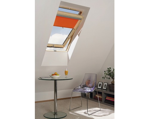 Střešní okno s roletou v podkrovní místnosti