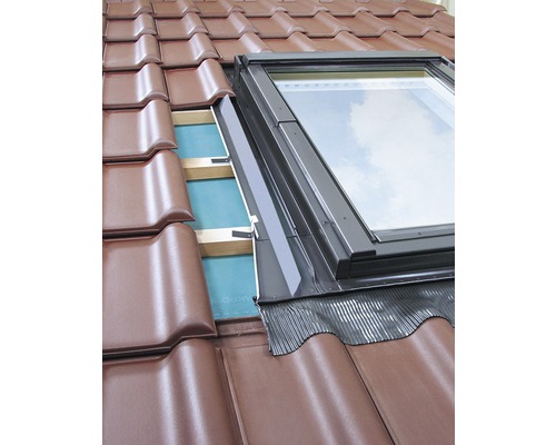 Detail vestavěného střešního okna se střešní krytinou