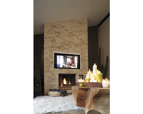 Obývací pokoj s krbem, televizí a ozdobnými svíčkami na dřevěném stole