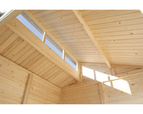 Vnitřní pohled na dřevěný zahradní domek se střešními okny
