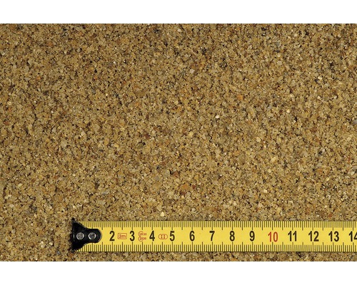 Detailní záběr písku na hraní se žlutým svinovacím metrem pro indikaci velikosti.