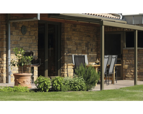 Terasa se zahradním nábytkem, grilem a kamennou zdí