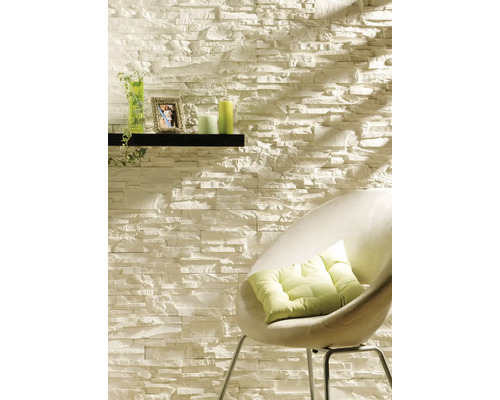 Obklad stěny s obkladovými pásky, policí a židlí