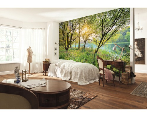 Světlá ložnice s fototapetou letního jezera