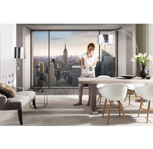 Světlá obývací místnost s jídelním koutem, křeslem, stojací lampou a výhledem na New York