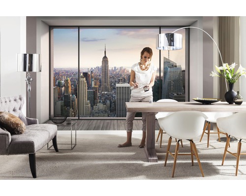 Světlá obývací místnost s jídelním koutem, křeslem, stojací lampou a výhledem na New York