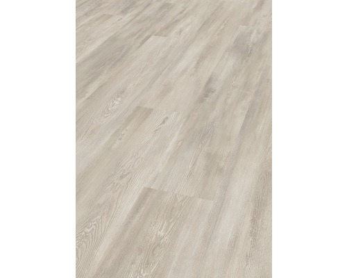 Světlá laminátová podlaha s dekorem dřeva.