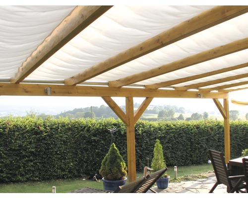 Dřevěná pergola s látkovou střechou v zahradě