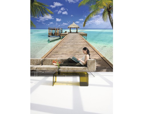 Nástěnná malba s motivem tropické pláže a ženou na pohovce