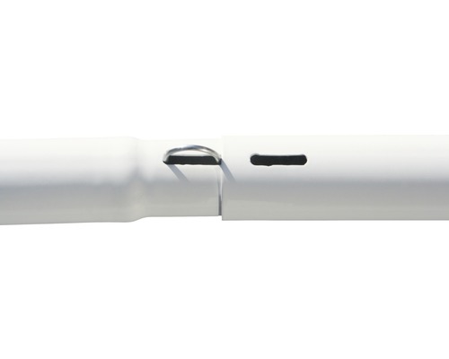 Detail bílé plastové trubky s vybráními