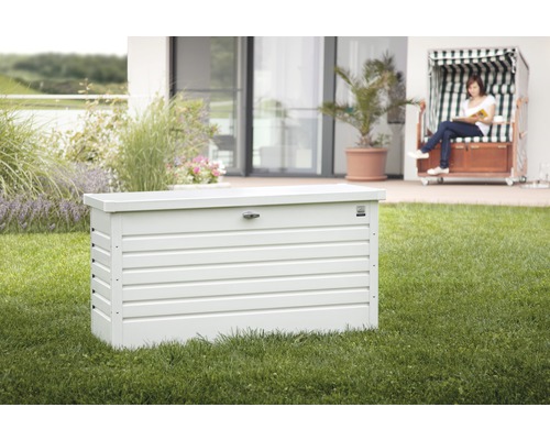 Fotografie zahradního boxu venku na trávníku