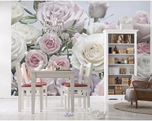 Jídelna s květinovou tapetou, jídelním stolem a knihovnou