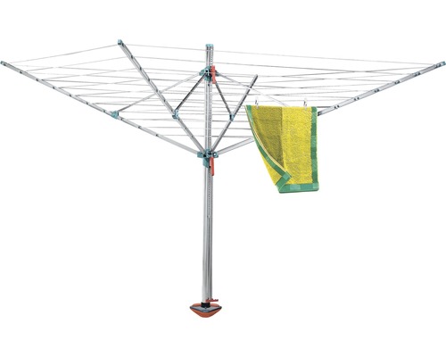 Rotační sušák na prádlo s pověšeným ručníkem