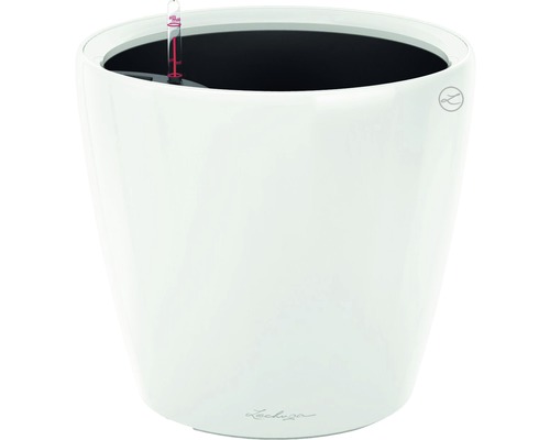 Bílý květináč se zavlažovacím systémem