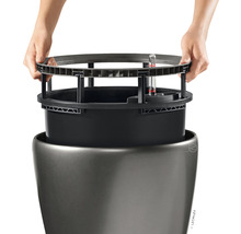 Vkládá se upevňovací vložka pro květináč