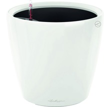 Bílý květináč se zavlažovacím systémem