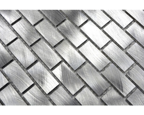 Mozaikové dlaždice z kovu ve vzoru rybí kosti