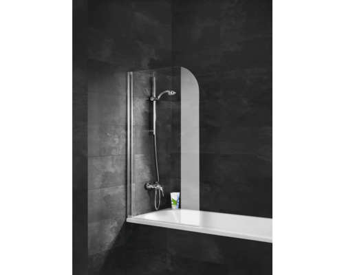 Vana se zástěnou a sprchovou baterií na tmavém pozadí