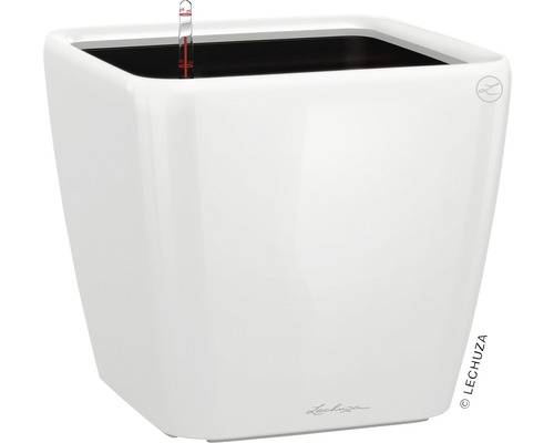 Bílý květináč se zavlažovacím systémem