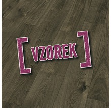 Vzorek laminátové podlahy s dřevěným vzhledem