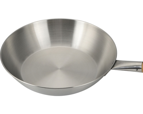 Kovová pánev s dřevěnou rukojetí