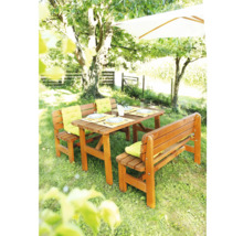 Zahradní nábytek s dřevěným stolem a lavicemi na zahradě
