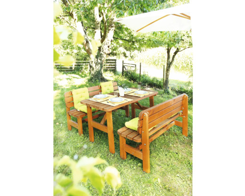 Zahradní nábytek s dřevěným stolem a lavicemi na zahradě