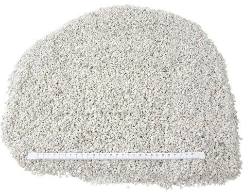 Hromada štěrku s měřicí stupnicí pro zahradničení