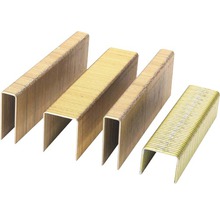 Detailní záběr čtyř zlatých sešívacích sponek různých velikostí