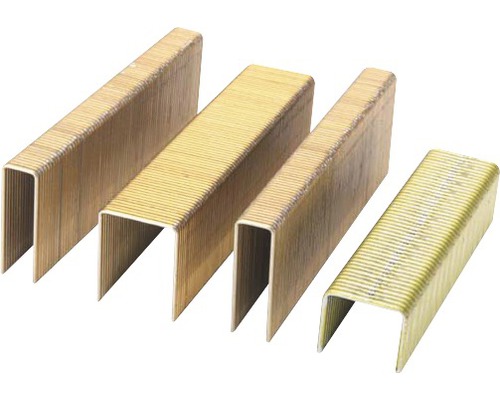 Detailní záběr čtyř zlatých sešívacích sponek různých velikostí