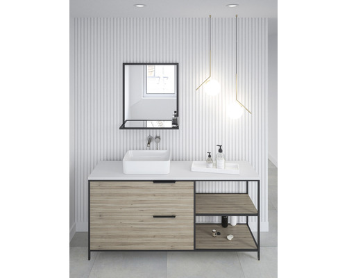 Koupelna s umyvadlem, zrcadlem a osvětlením ve světlém provedení