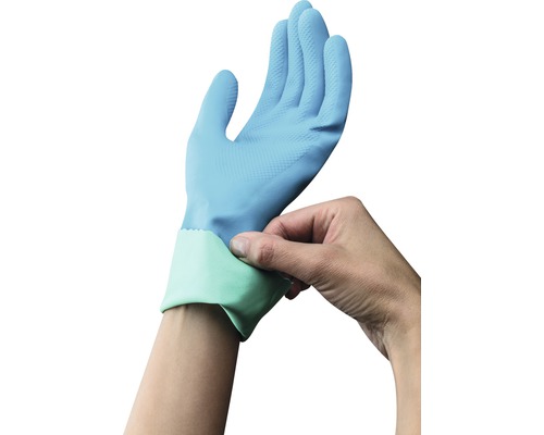 Osoba si navléká gumovou rukavici