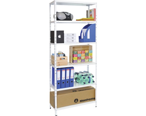 Bílý kovový regál se šesti policemi a různými předměty