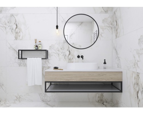 Moderní koupelna s mramorovými obklady, umyvadlo s umyvadlovou mísou, kulaté zrcadlo a police