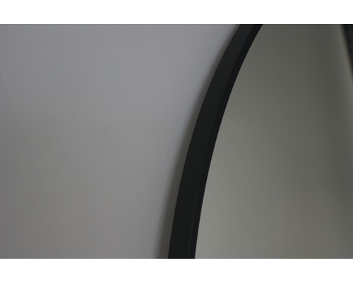 Detail kulatého zrcadla s rámem