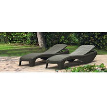 Dvě zahradní lehátka z polyratanu na terase