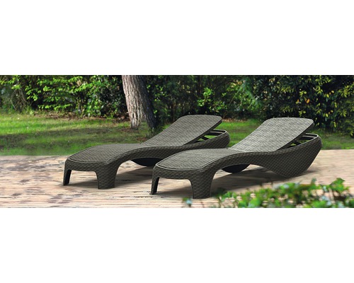 Dvě zahradní lehátka z polyratanu na terase