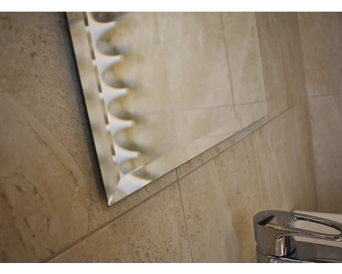 Detail zrcadla s broušeným okrajem v koupelně