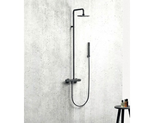 Nástěnný sprchový systém s hlavovou a ruční sprchou před betonovou stěnou