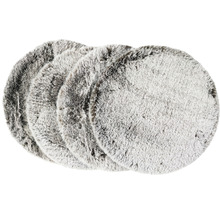 Tři kulaté šedé kožešinové koberce